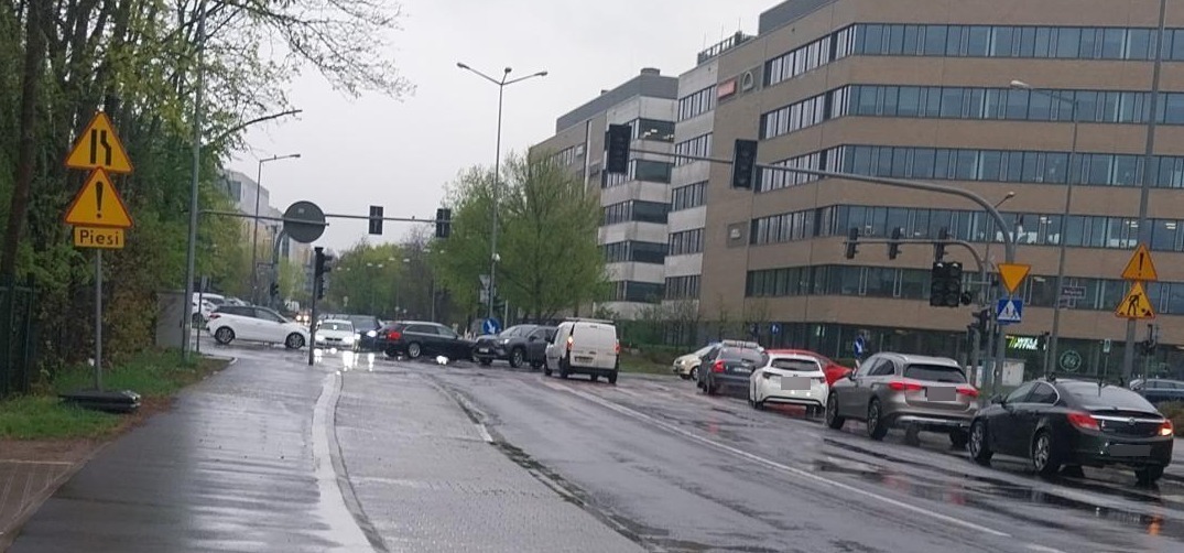 Duże skrzyżowanie w Poznaniu bez sygnalizacji świetlnej. Korki!