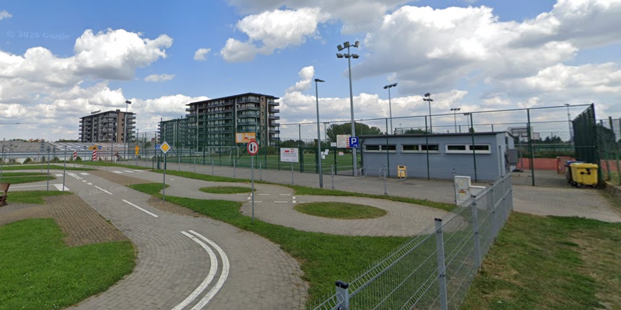 Mężczyzna z nożem zauważony przy Orliku w regionie. Błyskawiczna reakcja