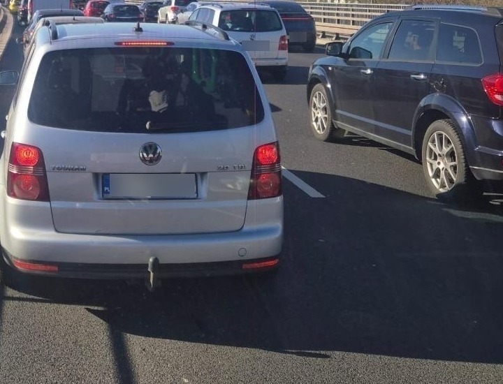 Korek na trasie Pniewy-Międzychód. Samochód znalazł się w rowie