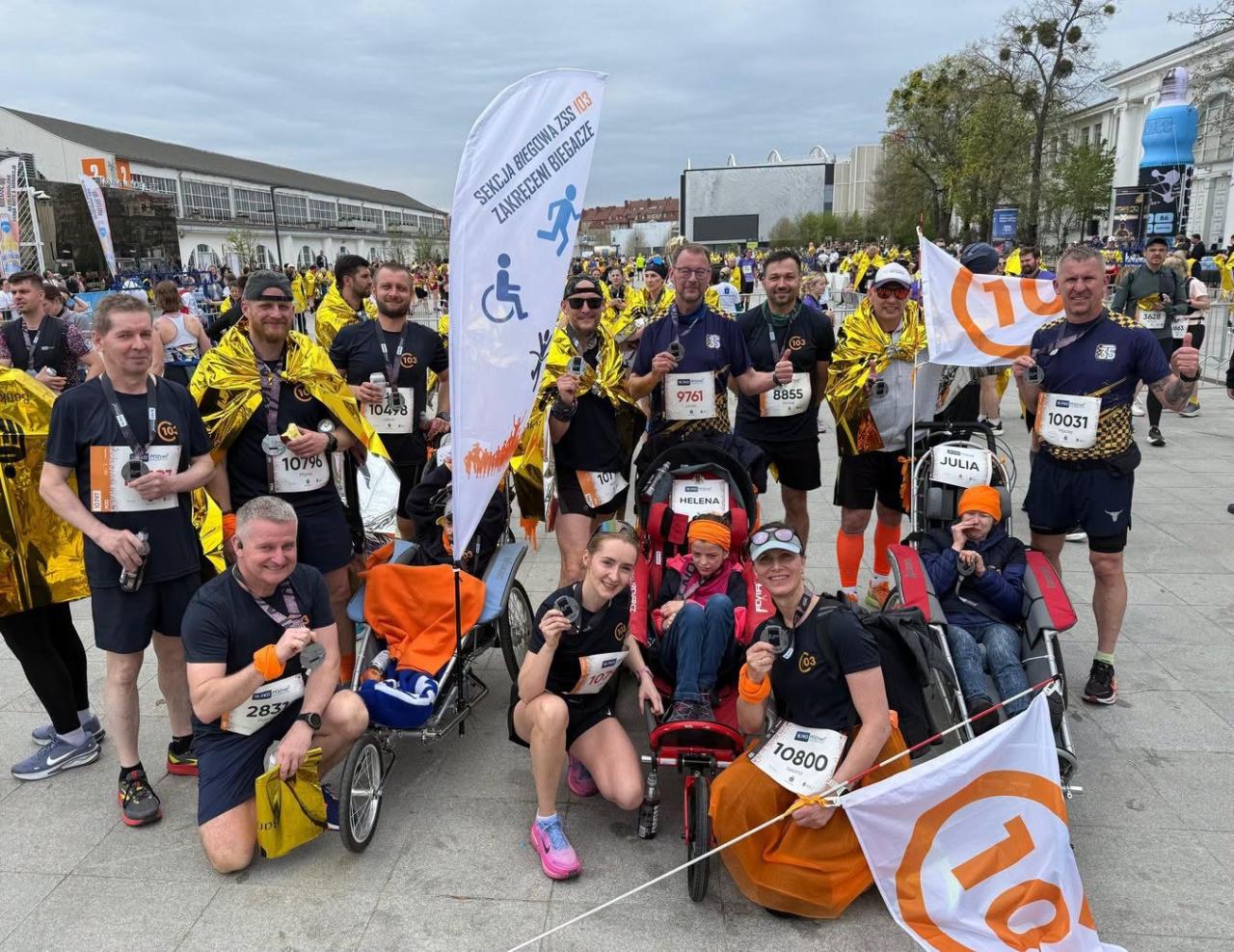 Pracownicy Straży Miejskiej biegli w poznańskim półmaratonie. Towarzyszyli wyjątkowym osobom