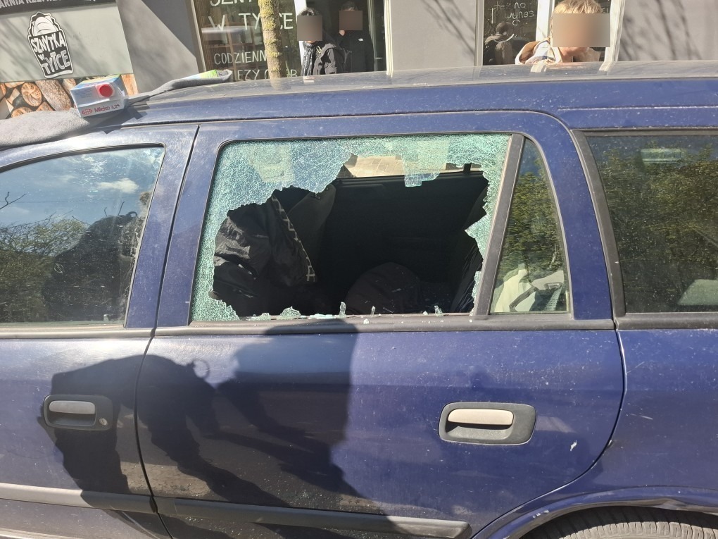 Pies zostawiony w rozgrzanym aucie w centrum Poznania. Wybito szybę