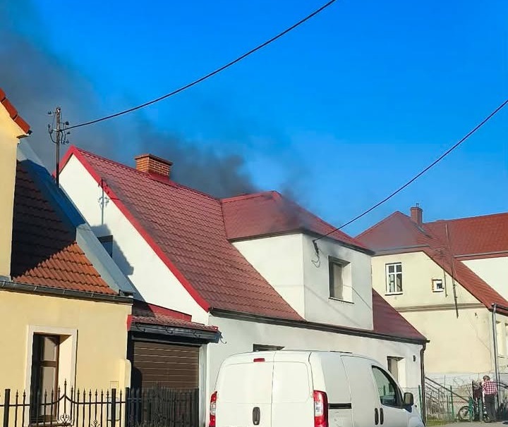 Pożar domu pod Poznaniem. 12 zastępów w akcji