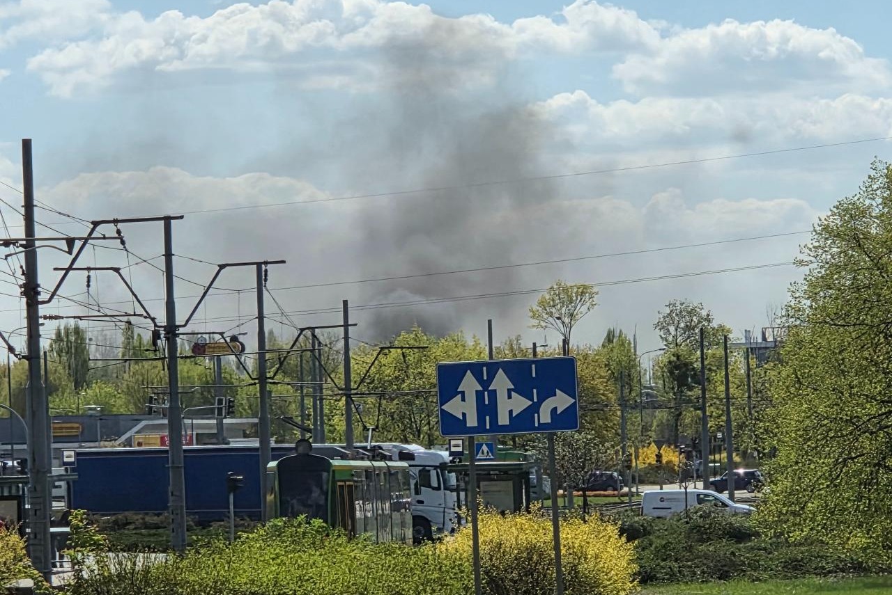 Kłęby czarnego dymu nad Starołęką! Na miejsce jedzie 9 zastępów strażaków