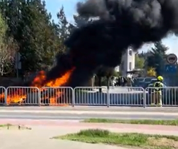 Skórzewo: obok szkoły zapalił się samochód marki BMW. Czarny dym był widoczny z daleka