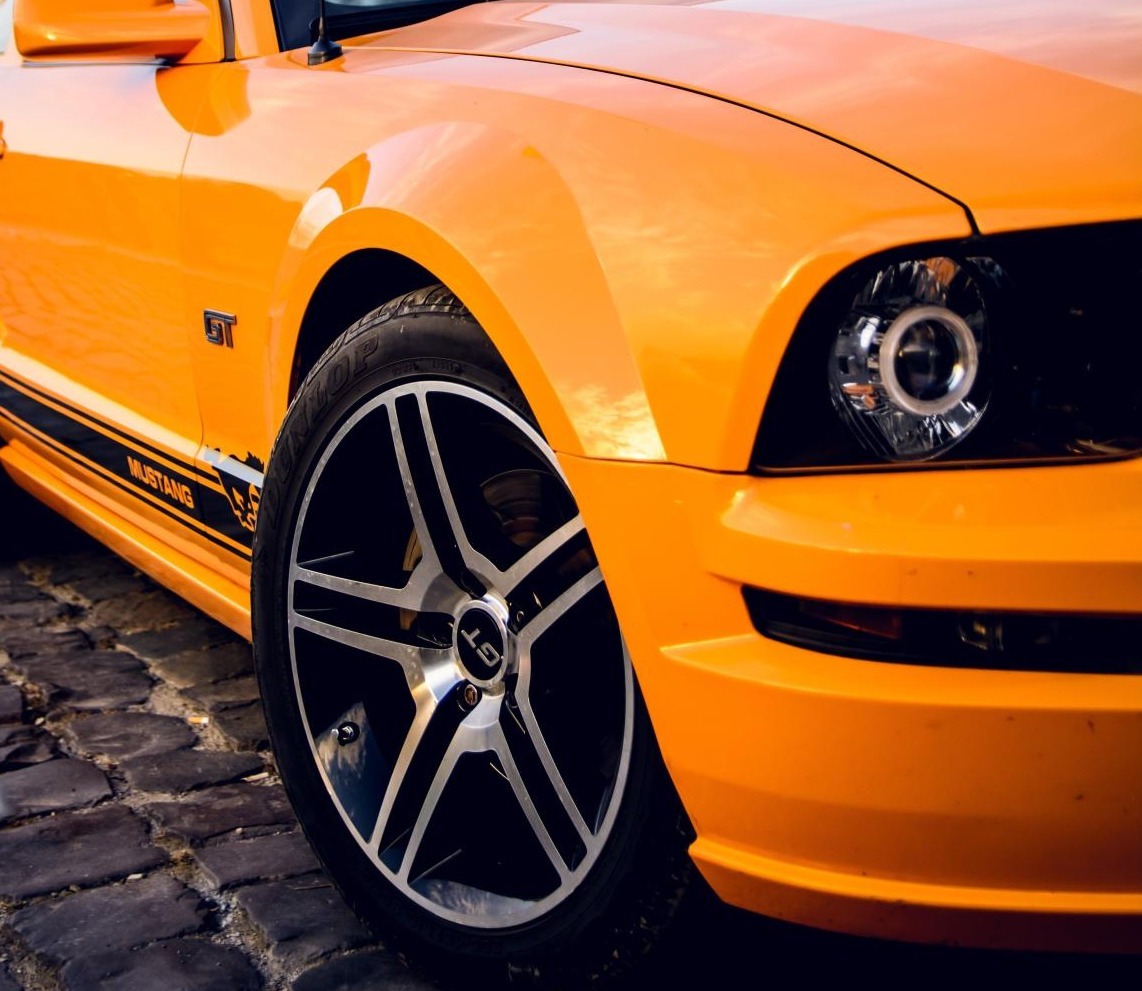 22-latek jazdę próbną Mustangiem zakończył na drzewie. Okazało się, iż w ogóle nie powinien wsiadać za kierownicę samochodu