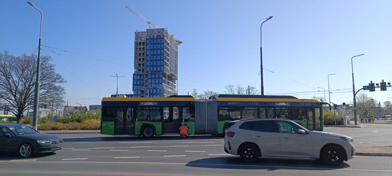 Nowy "elektryk" zepsuł się na rondzie Rataje i utrudniał ruch. "Czy zasadne było kupowanie tych pojazdów?"