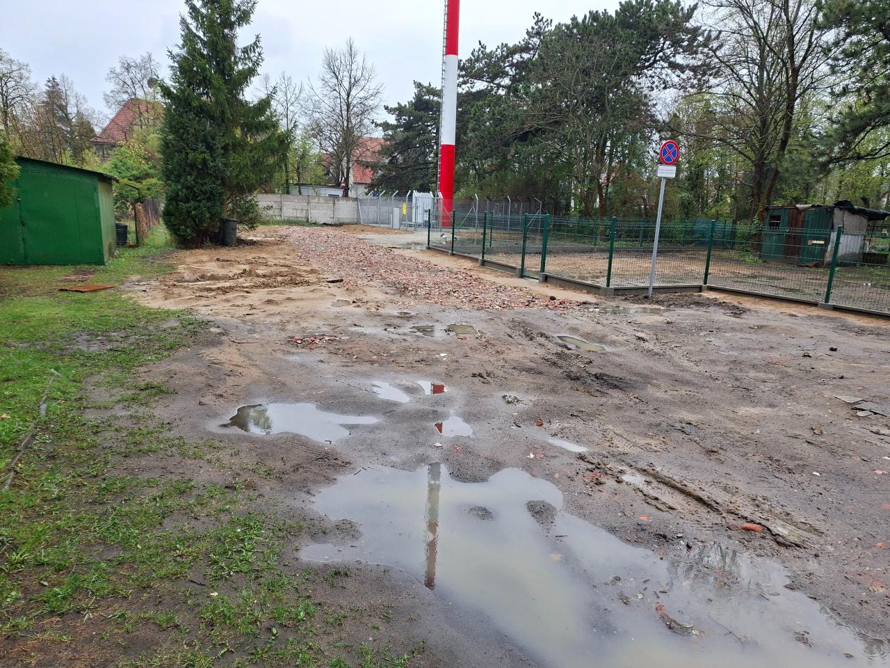 Przy mieszkaniach komunalnych postawiono maszt telefonii komórkowej. "Zostawili nas z błotem i syfem"