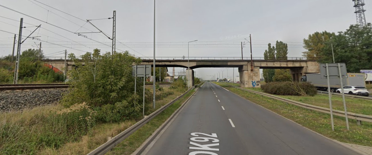 Przy torach w Poznaniu znaleziono granat. Policjanci pilnowali niewybuchu całą noc