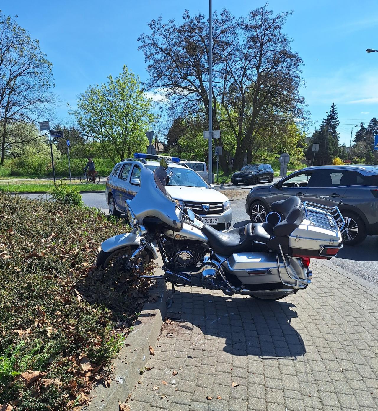 Poważny wypadek na oczach strażniczek miejskich. Motocyklista utknął pod ważącym 400 kg jednośladem