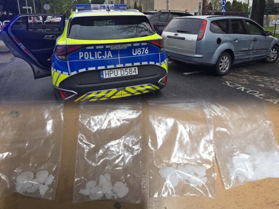 Region. Na widok policjantów wyrzucił z auta woreczek z narkotykami. Nie pomogło