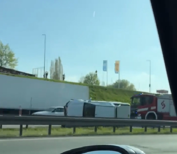 Utrudnienia na poznańskim odcinku A2! Samochód leży na boku