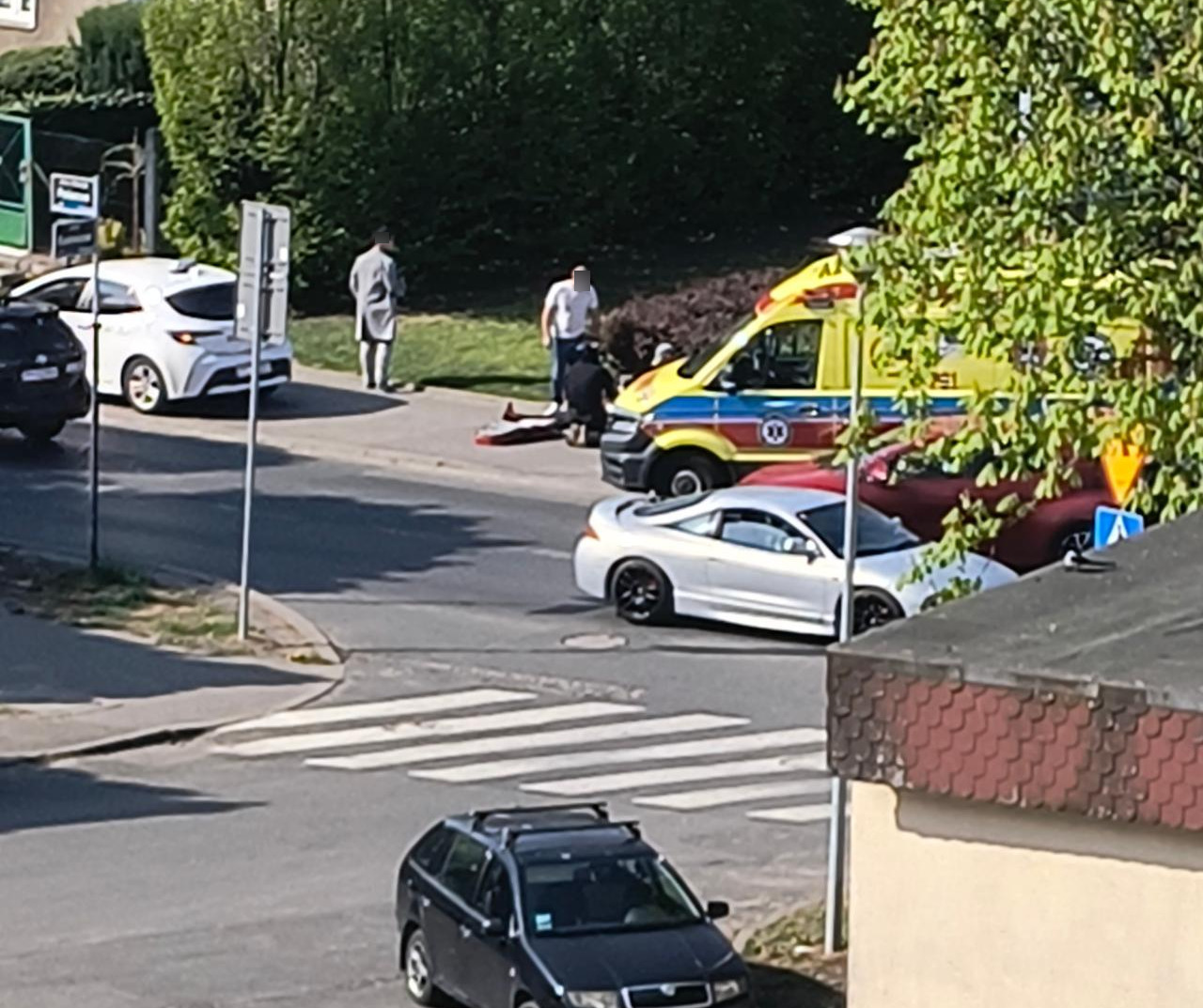 Akcja służb na poznańskiej ulicy. "Kogoś reanimują"