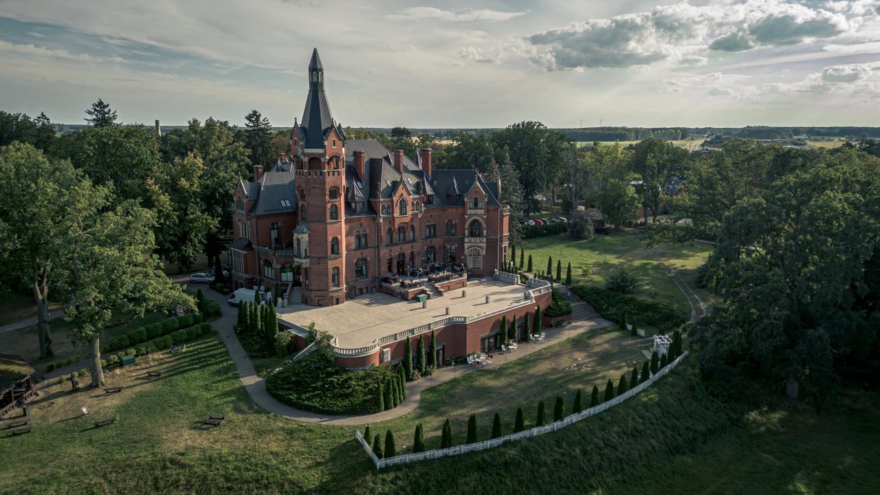 Kilka strażackich zastępów i ewakuacja popularnego pałacu w Wielkopolsce