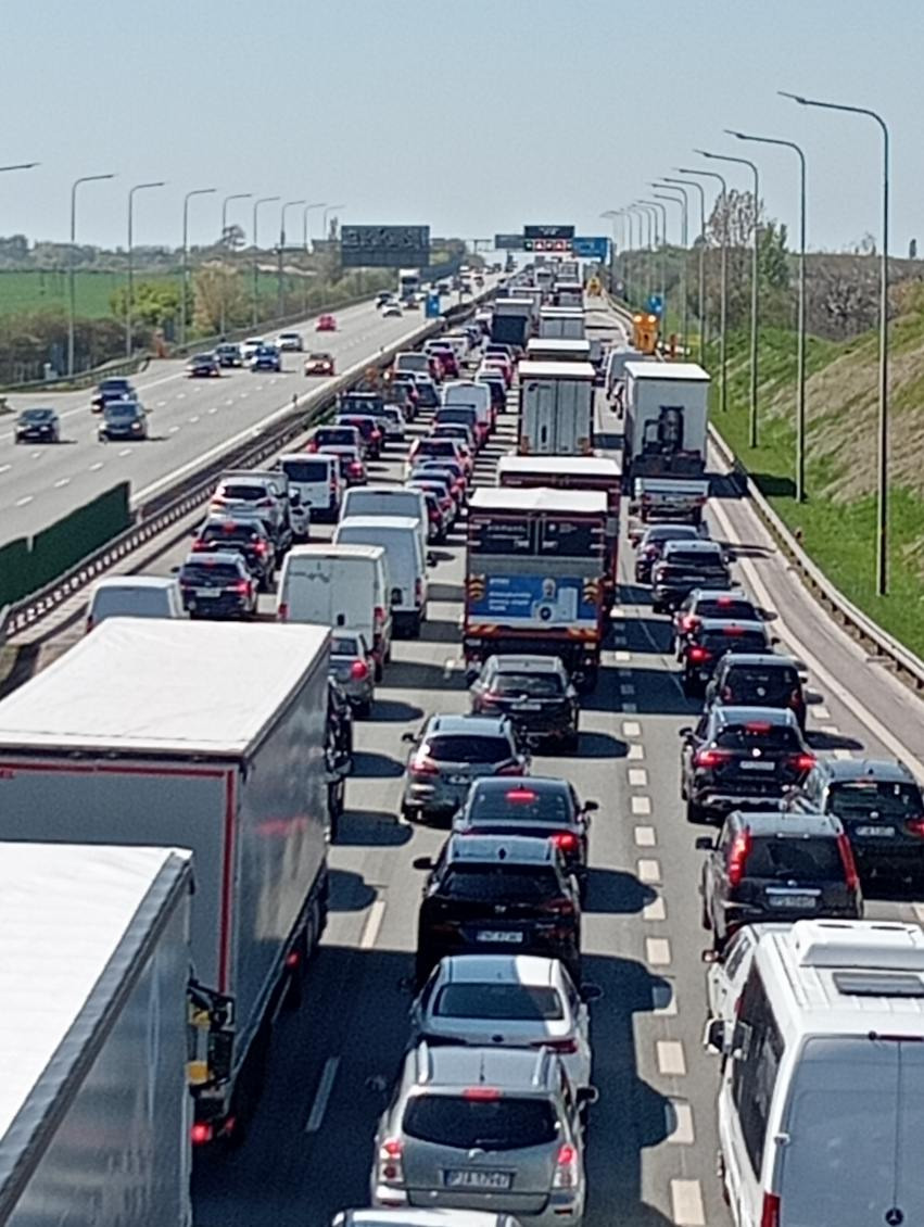Kierowcy stoją w korku na A2! "Strasznie spowolniony ruch samochodów."
