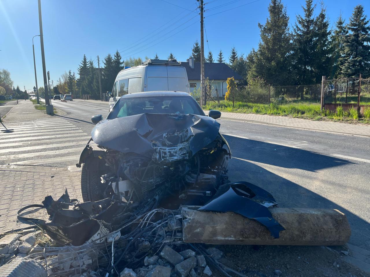 Wypadek w Poznaniu. "Kierujący BMW zjechał na przeciwległy pas ruchu, uderzył w latarnie, a następnie w Toyotę"