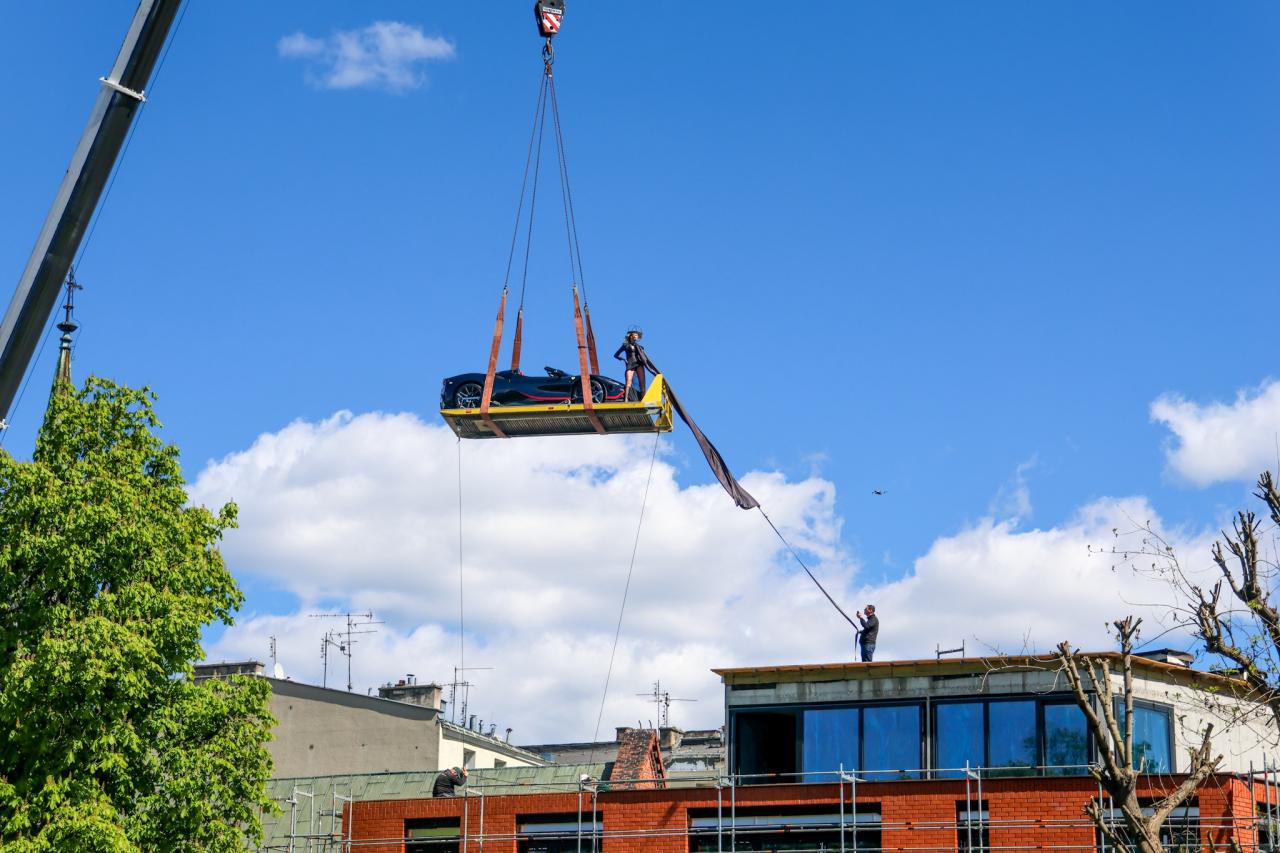 Ferrari "wylądowało" na dachu bloku w centrum Poznania! Wiemy po co