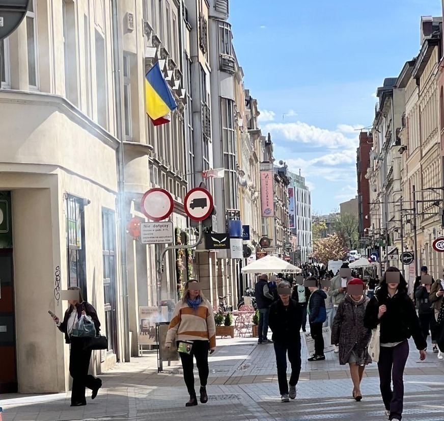Półwiejska: płonął kosz na śmieci. Dym unosił się z daleka. "Nikt z przechodniów nie reagował."