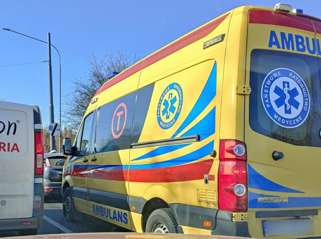 Mimo użycia automatycznego defibrylatora AED, mężczyzna zmarł. Na miejscu służby toczyły walkę o jego życie