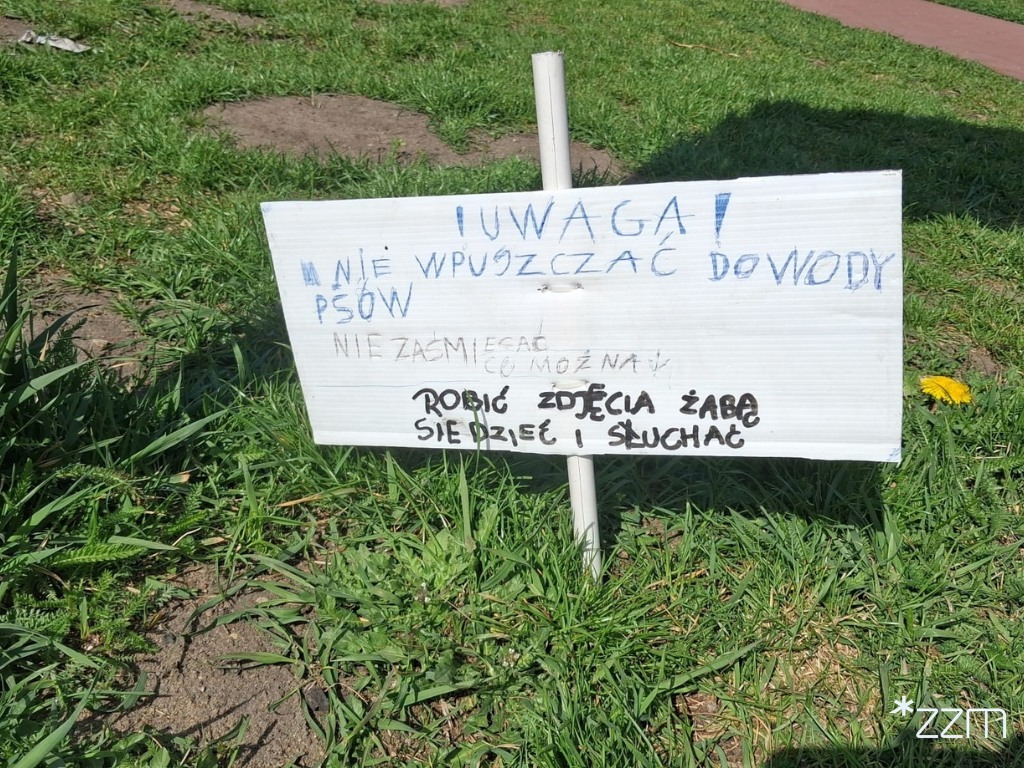 "Urocze" tabliczki pojawiły się na Cytadeli. "Co można: robić zdjęcia żabą, siedzieć i słuchać" (pisownia oryginalna)