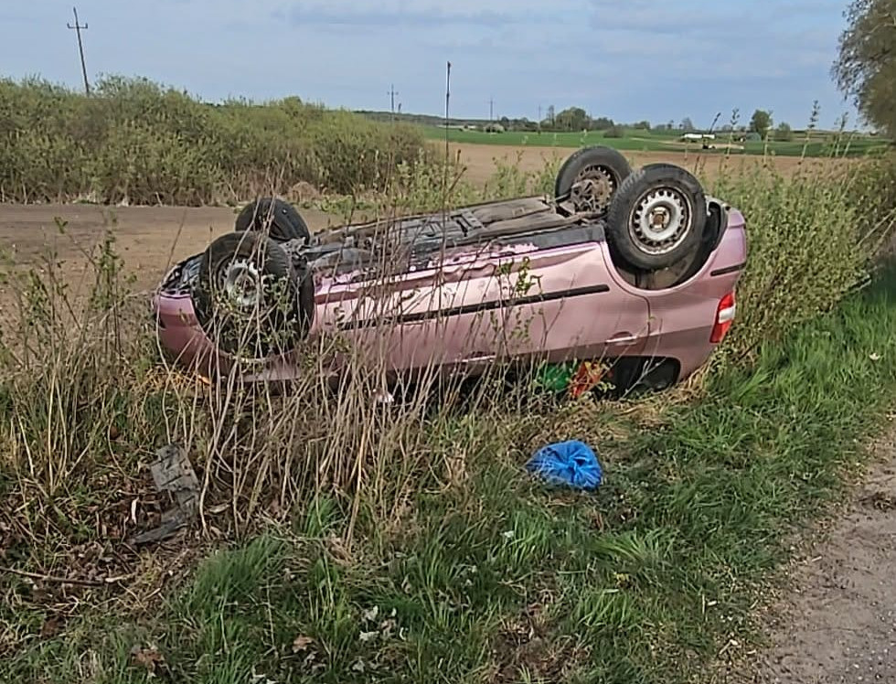 Samochód na dachu w regionie. Okazało się, iż pojazd został wcześniej skradziony