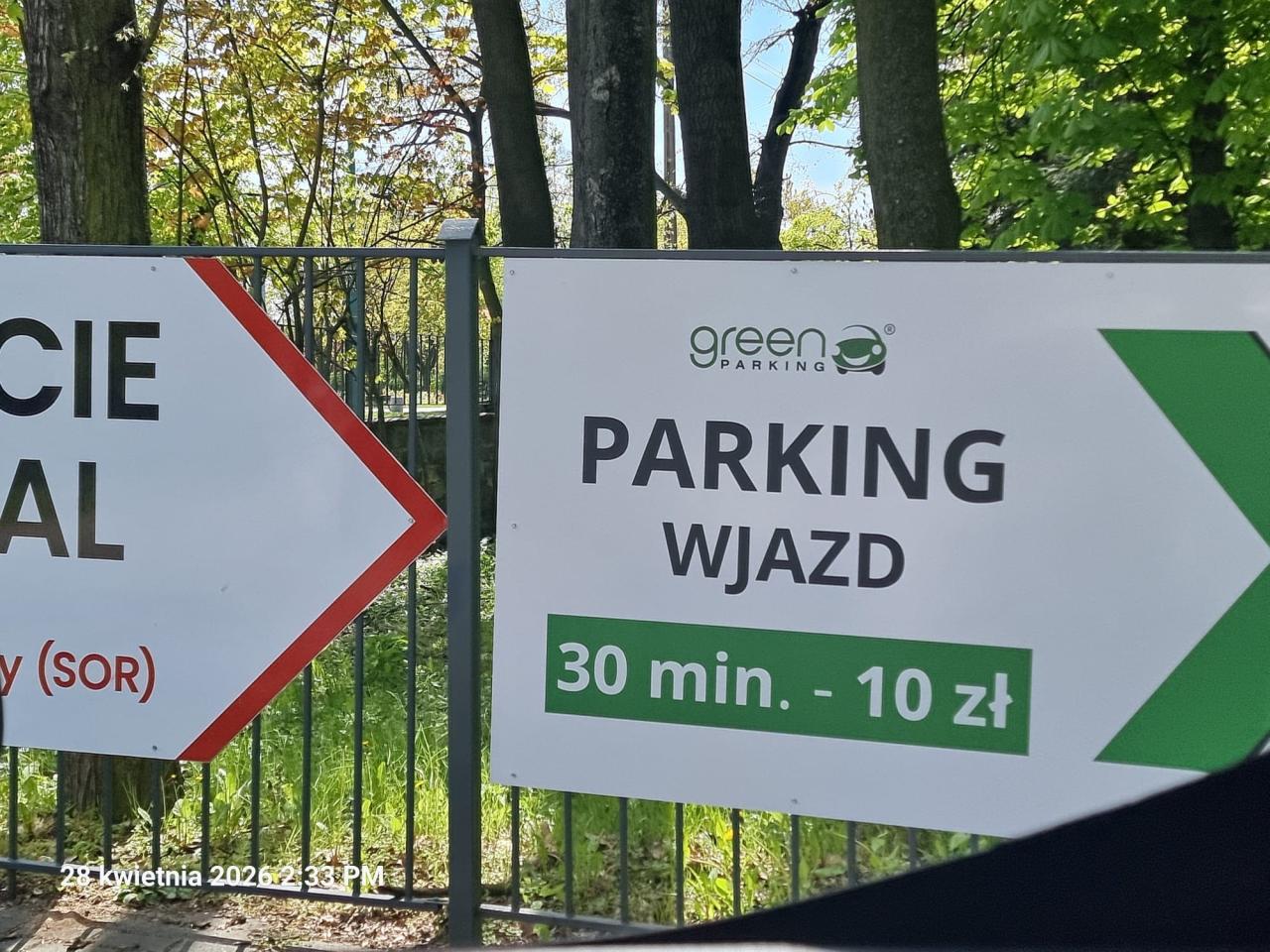 Poznański szpital wprowadza nową opłatę za parkowanie. To 20 złotych za godzinę. "Żerowanie na osobach chorych i ich rodzinach"