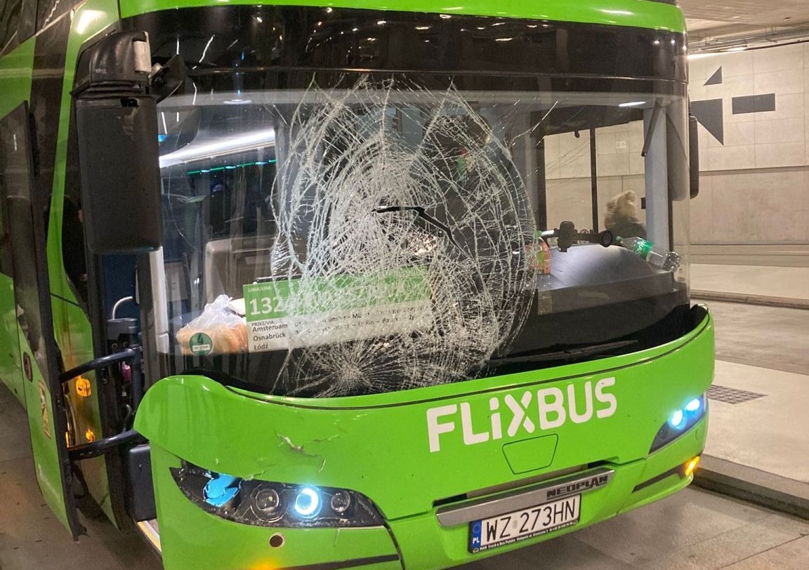 Kierowca Flixbusa jadącego z Poznania potrącił na trasie łosia. Kontynuował jazdę ze stłuczoną szybą czołową. "Dopalę papierosa i jedziemy dalej"