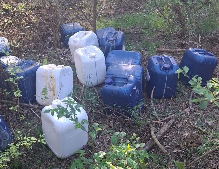 W lesie pod Poznaniem znaleziono ponad 600 litrów rozpuszczalników. Szybka reakcja służb po zgłoszeniu mieszkańca