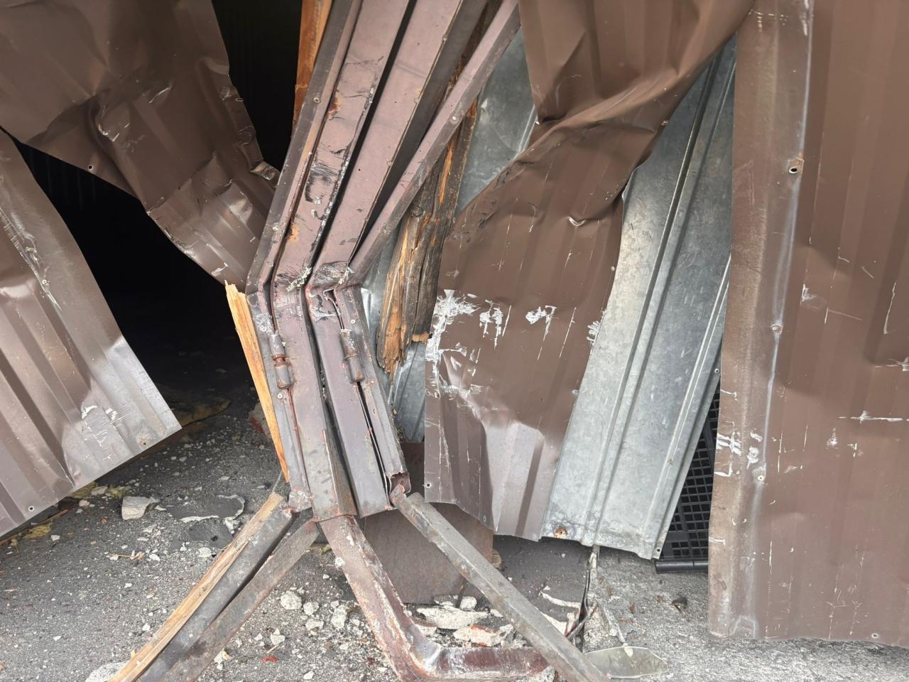 Region. Wjechał w dwa garaże i uciekł. Wpadł nie tylko on