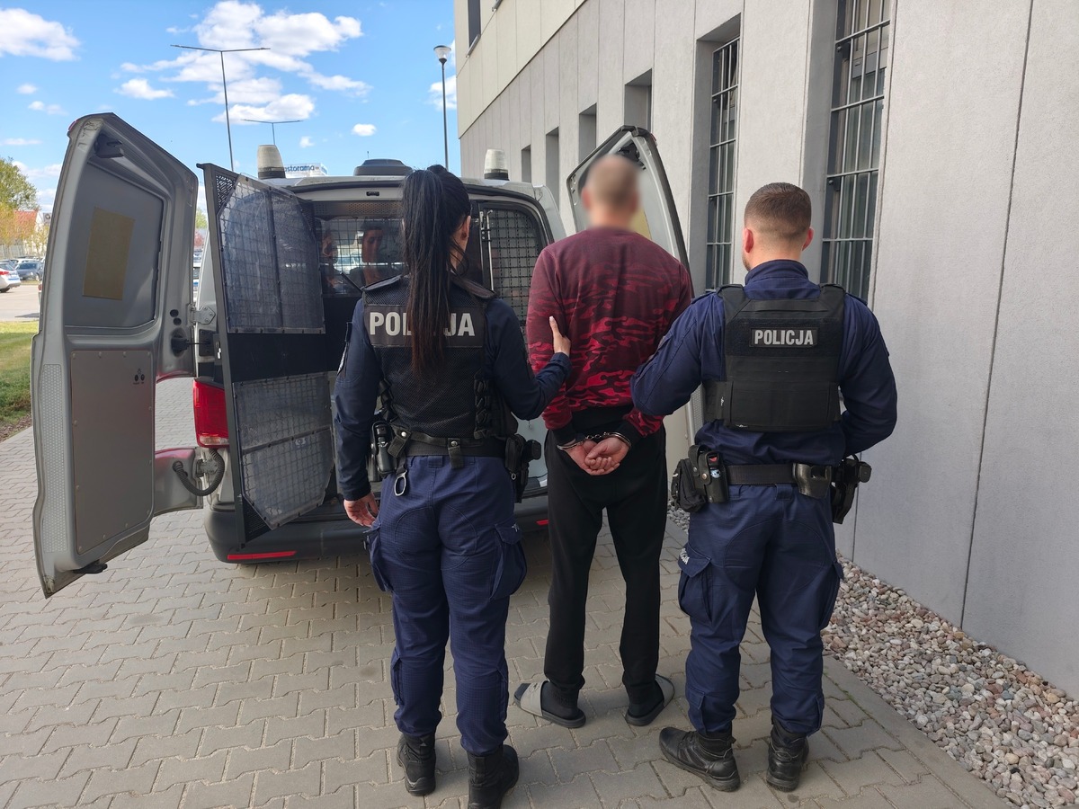 Region. Strzelał z balkonu do przypadkowej osoby. Policjantom nie otworzył, ale zgłosił na 112, iż dobijają się do niego kominiarze