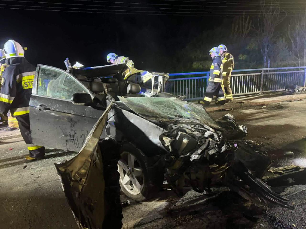 Auto zmiażdżone po nocnym wypadku w regionie. Prędkościomierz zatrzymał się na 190 km/h