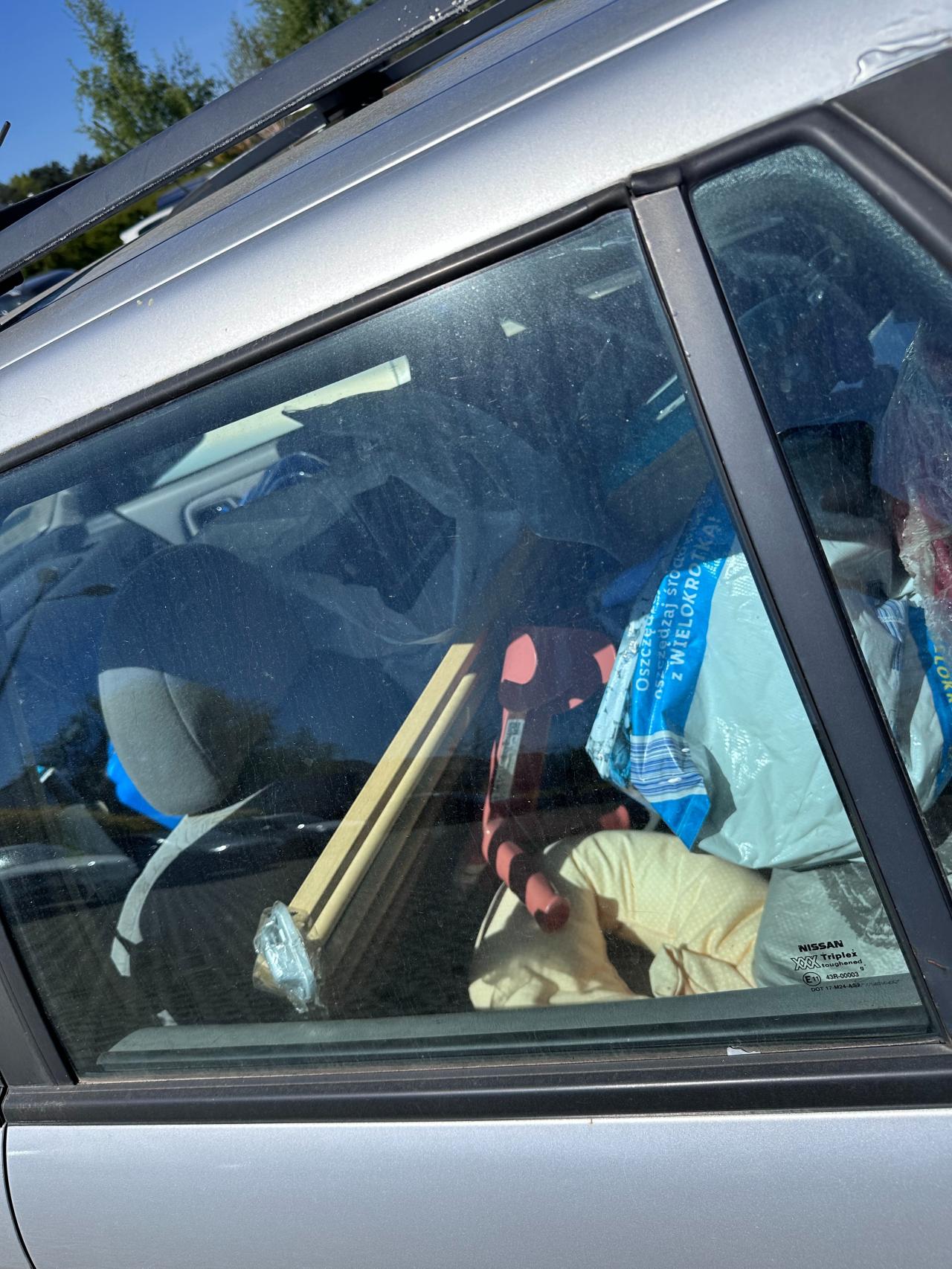 Mieszkańcy od dwóch lat borykają się z pozostawionymi pojazdami na parkingu osiedlowym. Boją się zagrożenia pożarowego