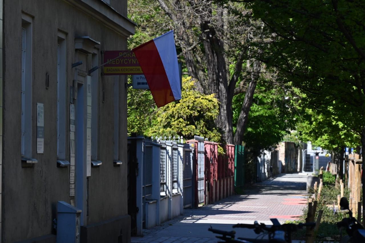Biało-czerwone flagi na ulicach Poznania