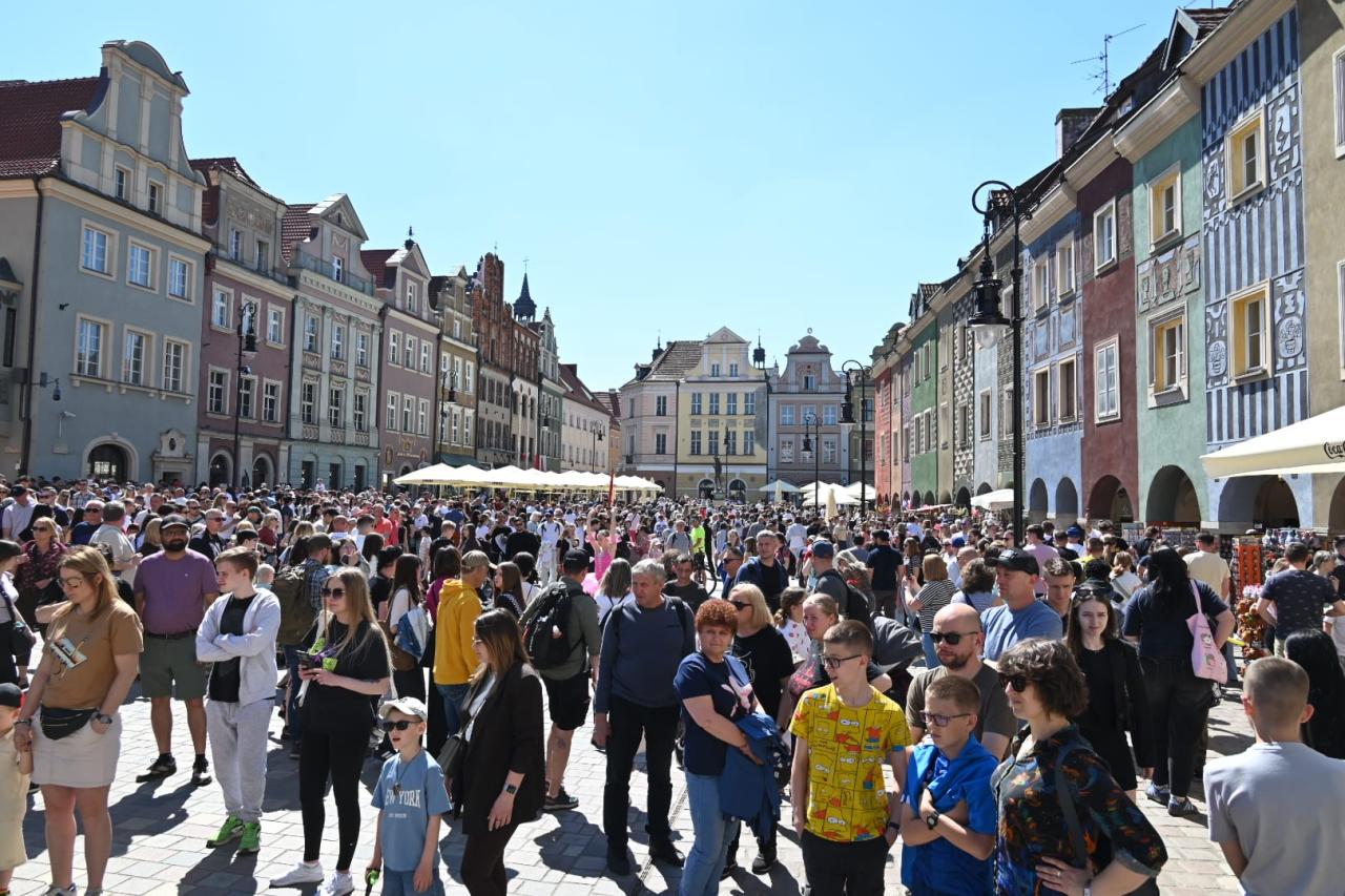 Wielkie tłumy na Starym Rynku w Poznaniu