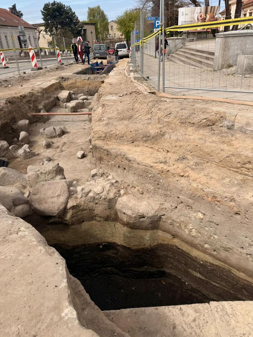 Historyczne "perełki" ujawnione podczas prac w centrum wielkopolskiego miasta. Roboty musiały zostać czasowo ograniczone