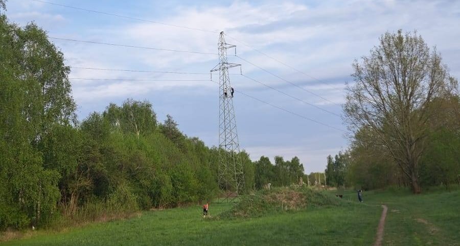 Skrajnie niebezpieczna "zabawa" na granicy Poznania. Nastolatkowie wspinali się na słupy energetyczne