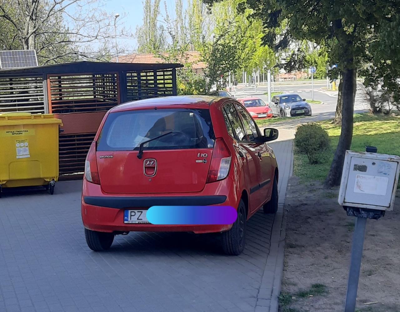 Poznańskie osiedle zastawiane przez auta przyjezdnych. "Niszczą naszą zieleń, trawniki, krzewy"