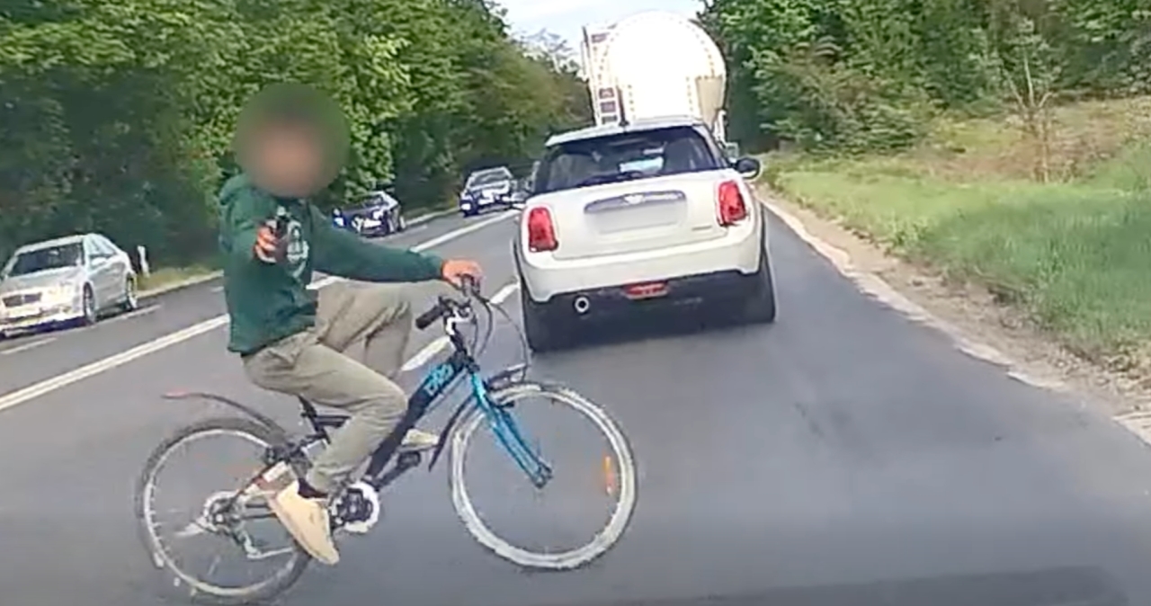 Rowerem między autami na Lechickiej: pokazał pistolet kierowcy, przed maską którego przejechał