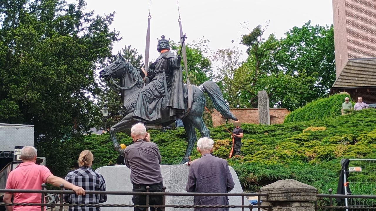 Przemysł II "wylądował" na cokole w centrum Poznania