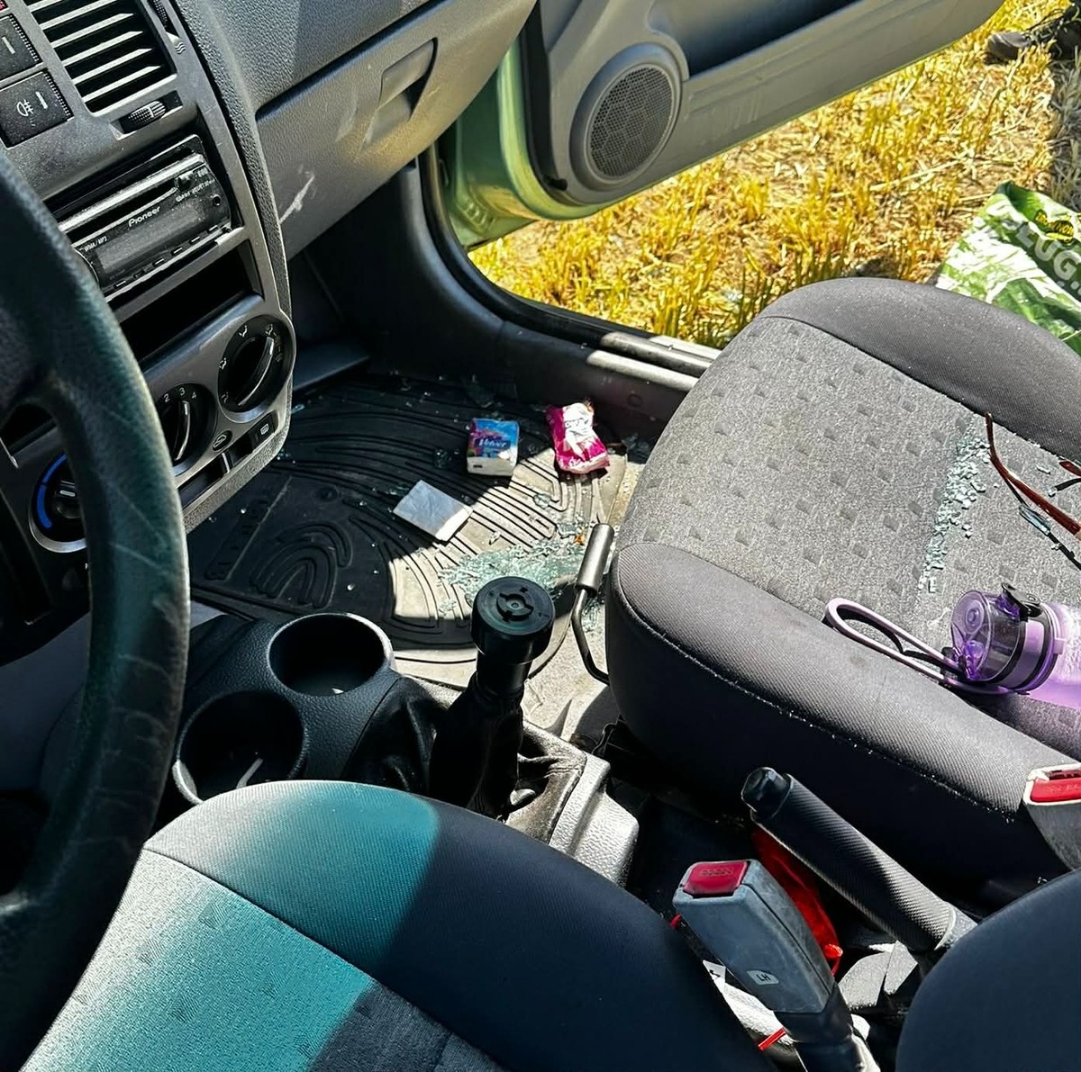 Region. Okradł i zniszczył auto zaparkowane przy plenerowej imprezie. W środku zostawił… swój portfel z dokumentami