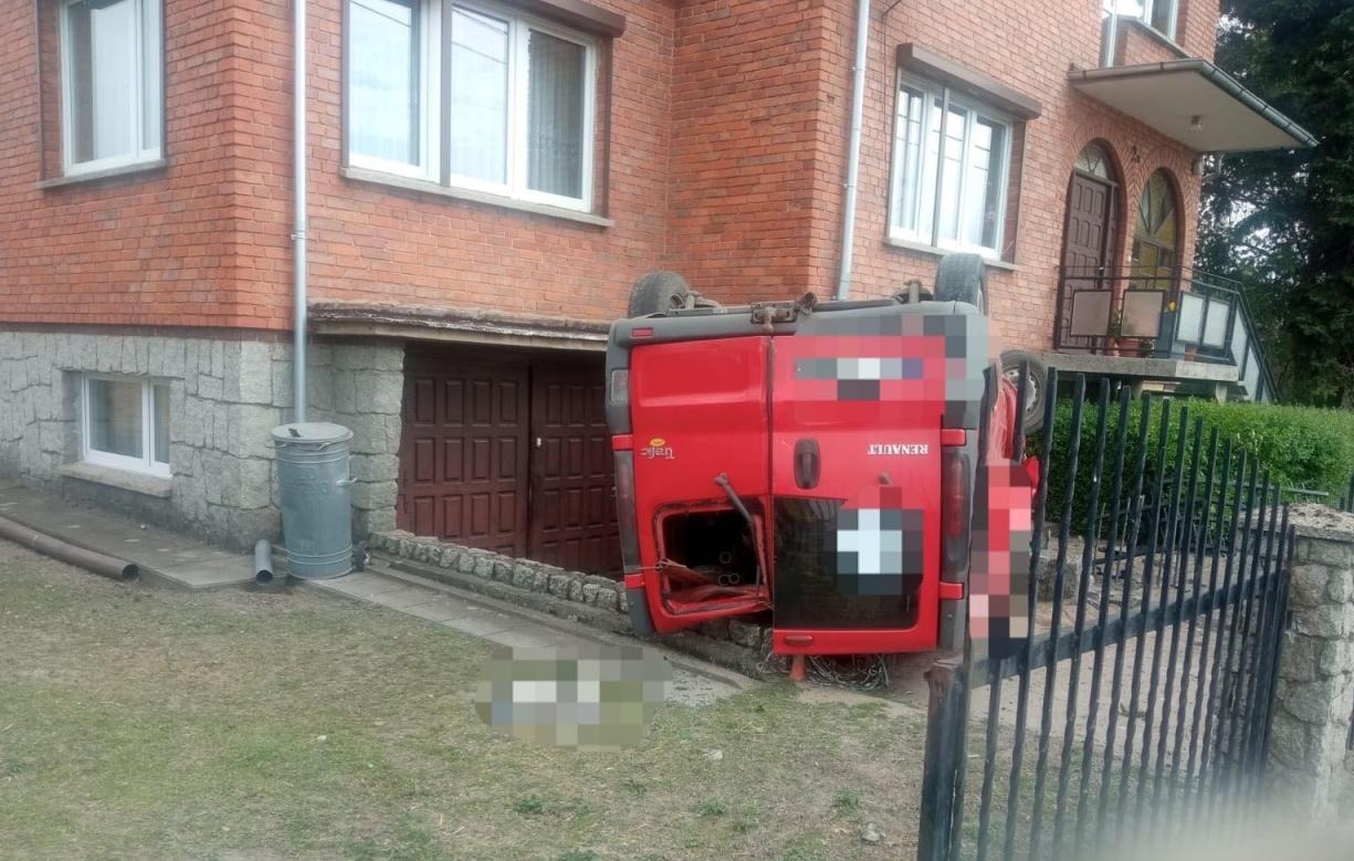Region. Samochód dachował i zatrzymał się dopiero na elewacji budynku. Kierowca był kompletnie pijany