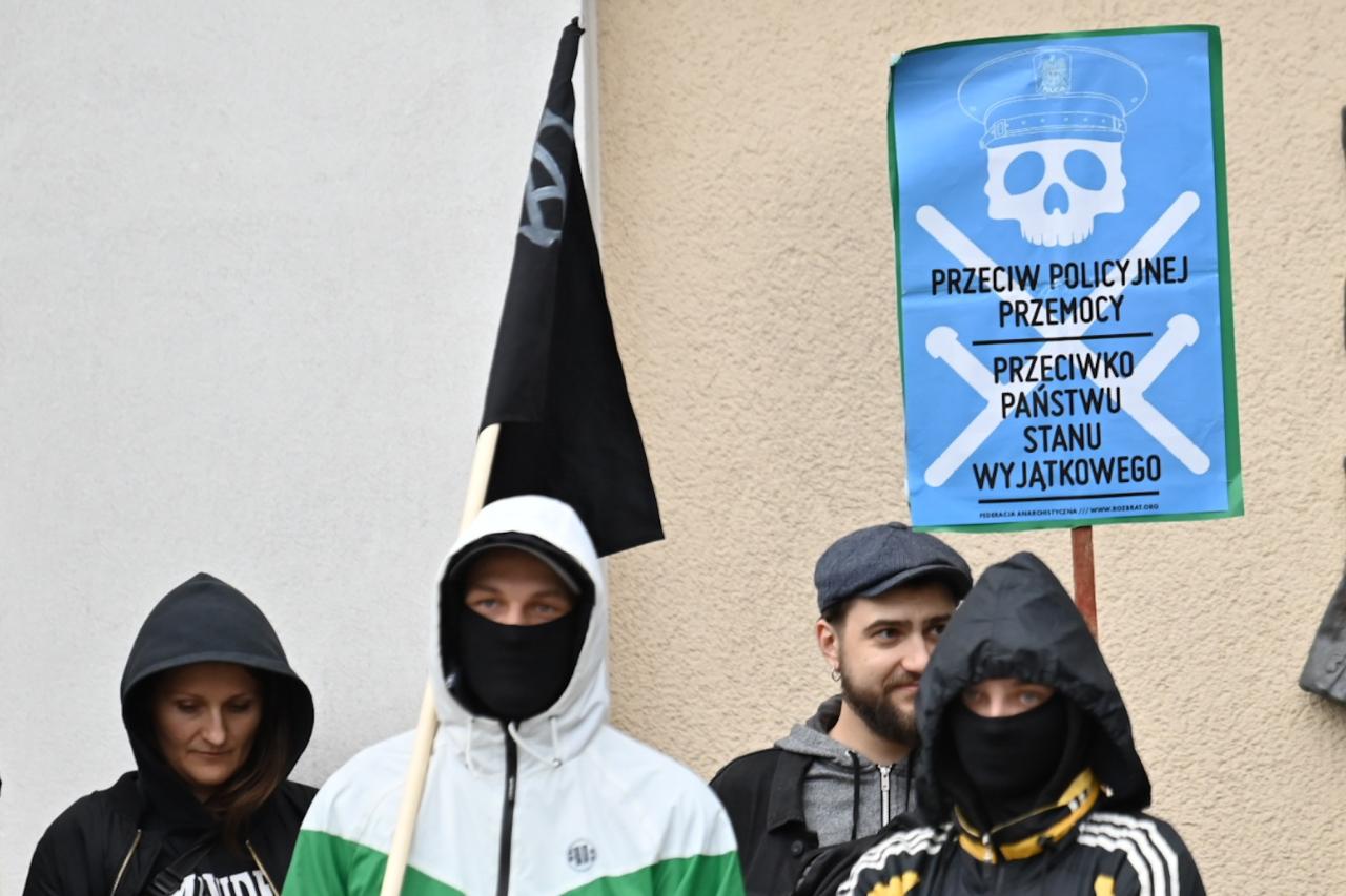 Rozbrat zarzuca policji kłamstwo. Przyszli pod komisariat i skandowali "dość przemocy policyjnej"