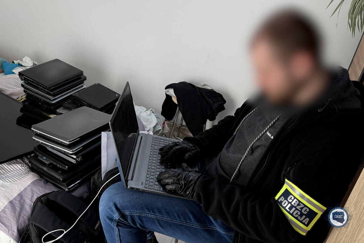 Ogromna akcja wymierzona w pedofilów. 500 policjantów zatrzymało ponad 120 osób. Najstarszy ma 94 lata, inny to nauczyciel