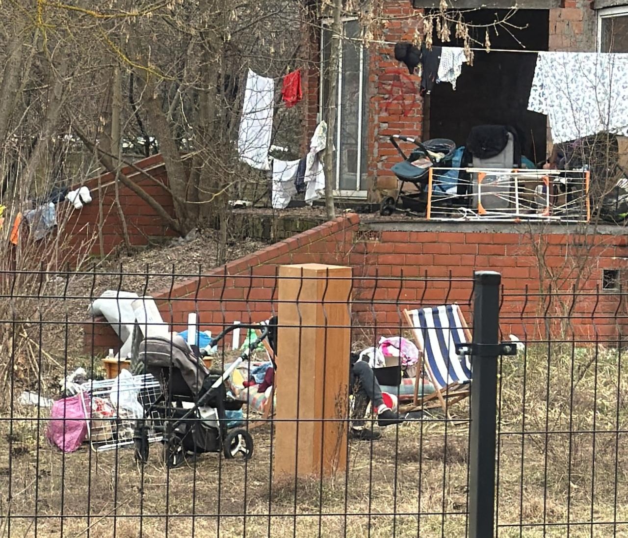 Bezdomna koczuje w pustostanie przy blokach. Gromadzi ubrania i jedzenie, rozpala ogniska, grozi mieszkańcom