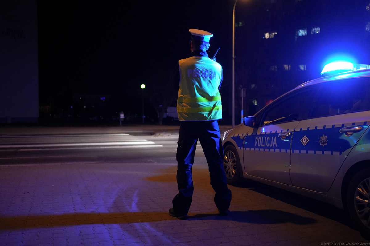 Mieszkaniec Poznania szalał Mercedesem na rondzie w regionie. "Zrobił to na oczach policjantów."