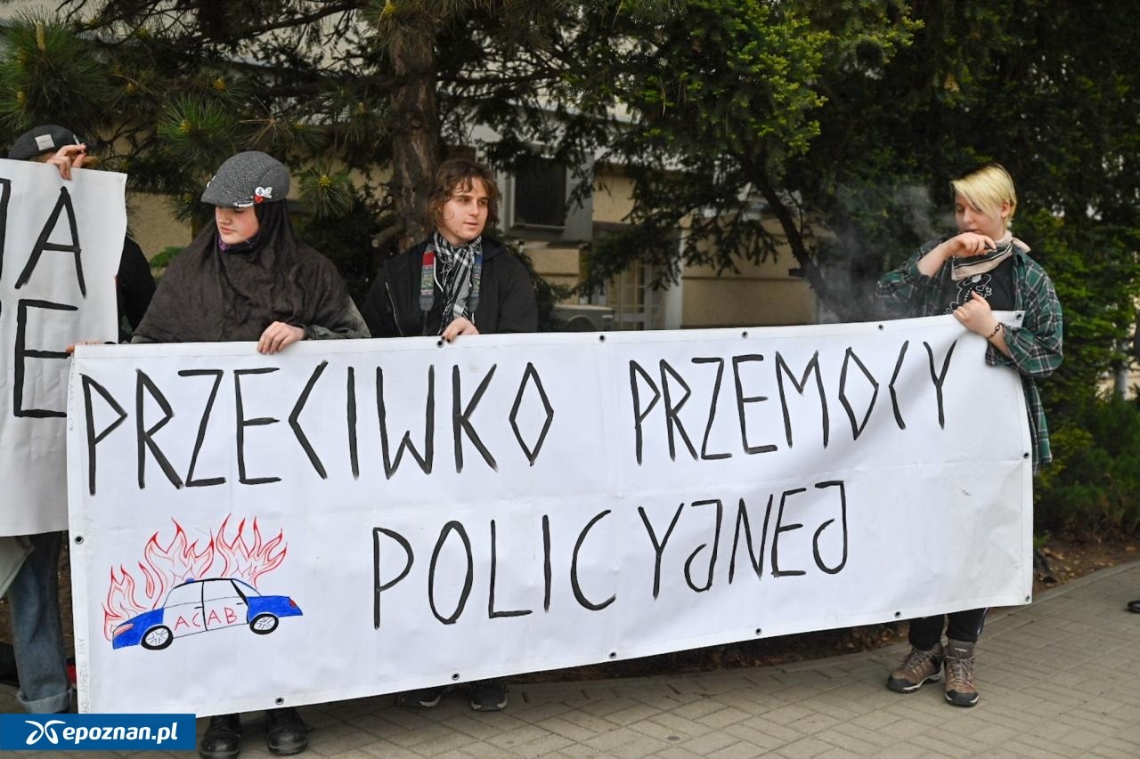 Anarchiści pikietowali pod poznańską komendą, policjantom zarzucali morderstwo. Jest odpowiedź mundurowych