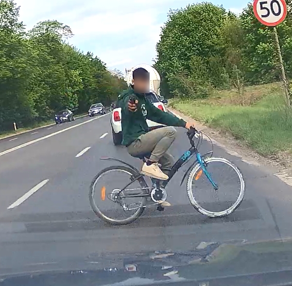 Mierzył z pistoletu do kierowcy na Lechickiej, jadąc rowerem między autami. Zatrzymano dwóch romskich nastolatków
