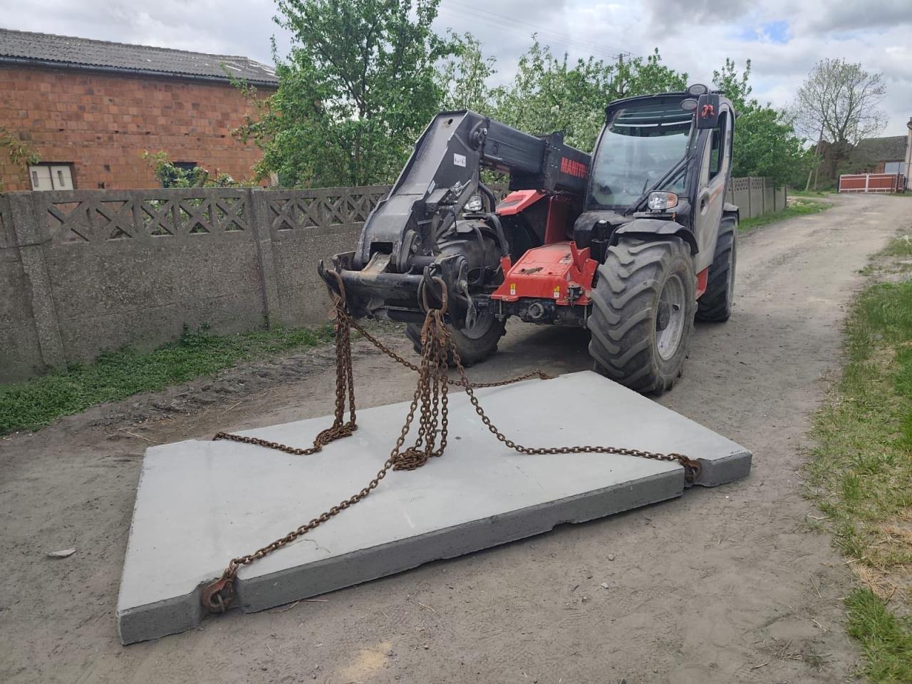 Groźne zdarzenie w regionie. Jadące auto uderzone betonową płytą
