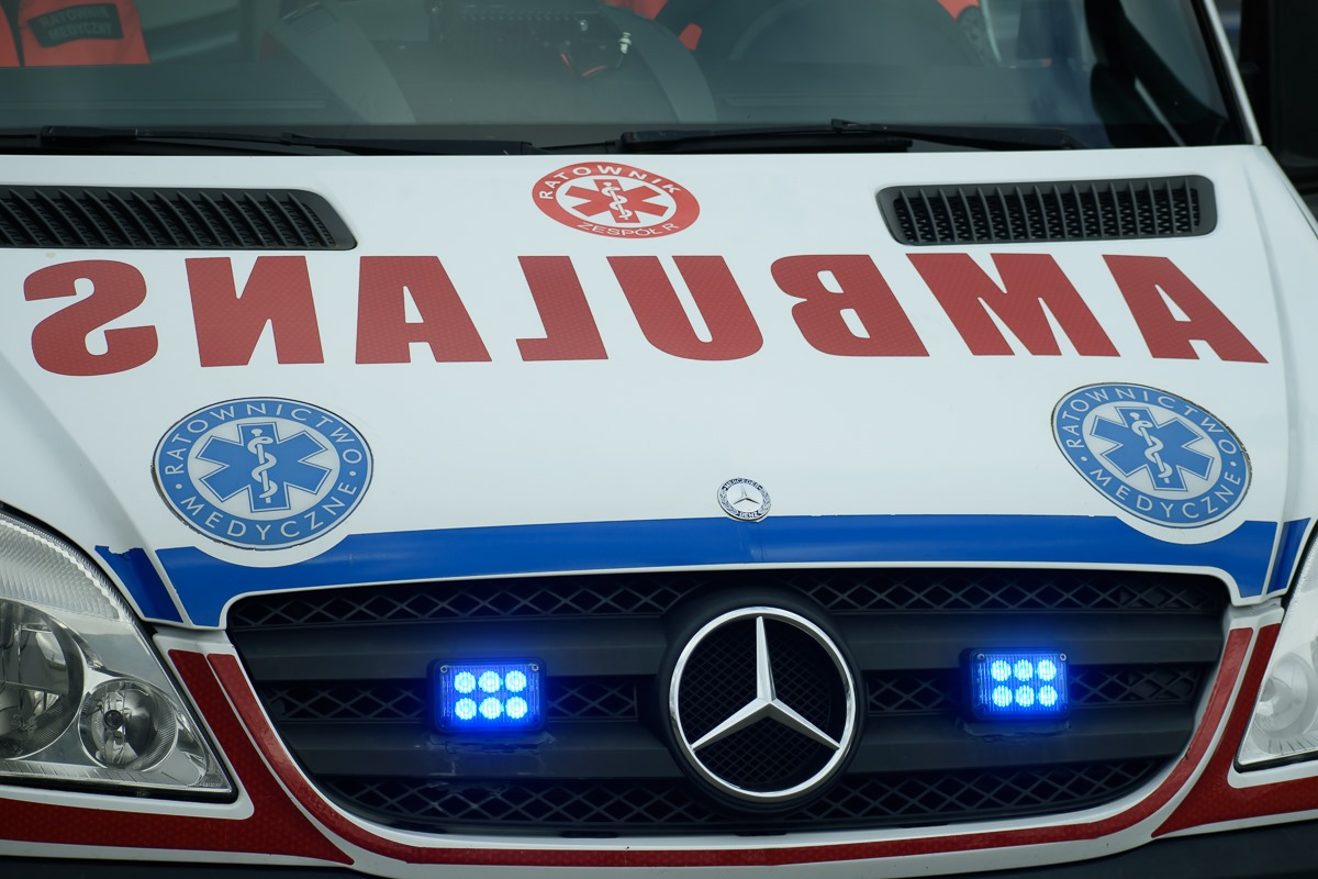 Akcja służb w podpoznańskiej miejscowości. "Policja, karetka i parawan"