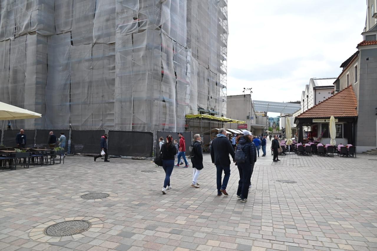 Poznański Ratusz coraz mniej widoczny (zdjęcia)