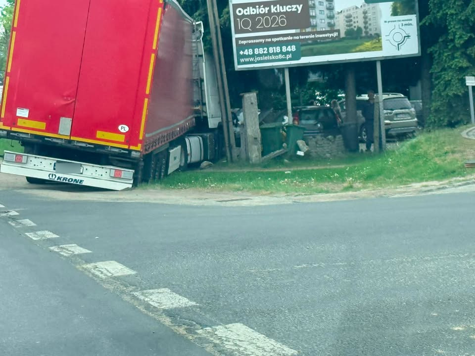 Samochód ciężarowy wypadł z drogi i wjechał w ogrodzenie na Obornickiej